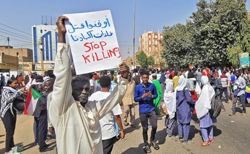 آلاف السودانيين يتظاهرون في «مليونية 13 يناير» ومقتل عميد