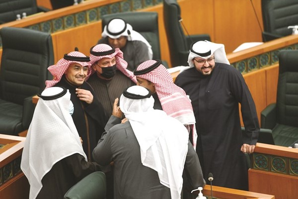 د.عبدالعزيز الصقعبي في حديث مع بعض النواب