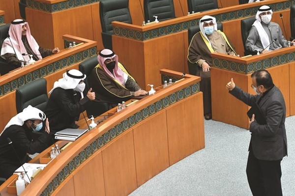 وزير الصحة د.خالد السعيد يشير بإبهامه إلى وزير النفط د.محمد الفارس عقب شفائه من كورونا