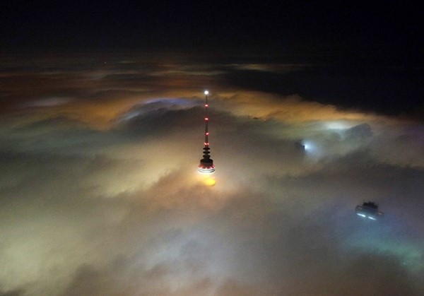 قمة برج التحرير وسط الضباب الكثيف	 (أ.ف.پ)