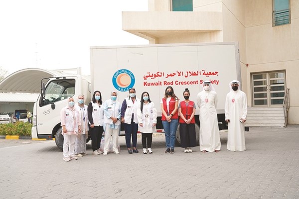 صورة جماعية لفريق بنك الخليج مع فريق جمعية الهلال الأحمر الكويتي