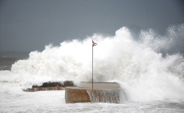 موج البحر يضرب الكورنيش البحري في بيروت بسبب الجو العاصف	(محمود الطويل)