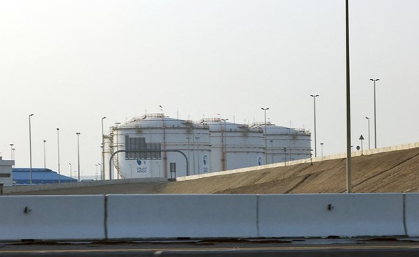 صهاريج تخزين تابعة لشركة أدنوك قرب مطار أبوظبي	(أ.ف.پ)