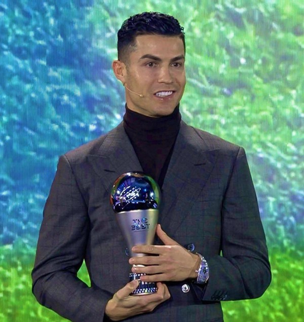 ليفاندوفسكي يحصد جائزة الأفضل في العالم من "فيفا" للعام الثاني على التوالي