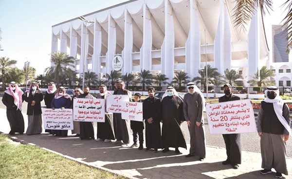 عدد من أهالي المطلاع المعتصمين أمام مجلس الأمة للمطالبة بحقوقهم الإسكانية	(أحمد علي)