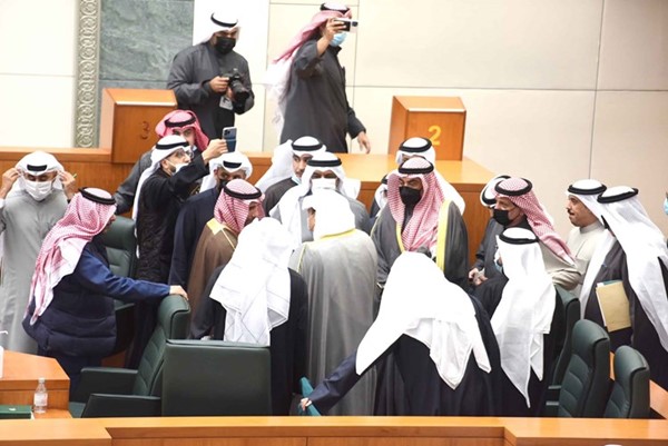 الشيخ حمد جابر العلي محاطا بأعضاء الحكومة والمجلس بعد انتهاء الاستجواب