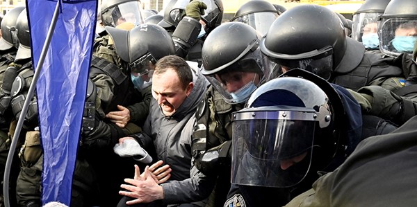 مواجهات بين قوات مكافحة الشغب الأوكرانية وأنصار الرئيس السابق بيترو بوروشينكو (أ.ف.پ)