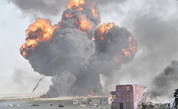 النيران مشتعلة بأحد خزانات الوقود خلال التمرين (محمد هاشم)