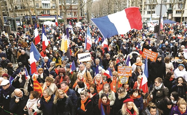 فرنسيون يحتجون على تصريح لقاح كورونا 	(رويترز)