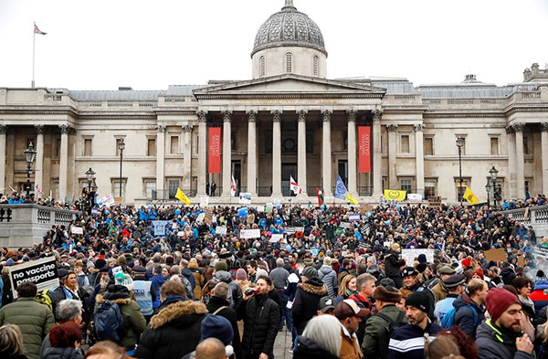 بريطانيون يتظاهرون ضد قيود «كورونا» في ميدان ترفلغار وسط لندن (رويترز)