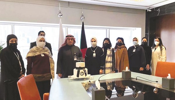 صلاح المضف وعدد من العاملين في بنك الائتمان خلال تكريم إيلاف أشكناني