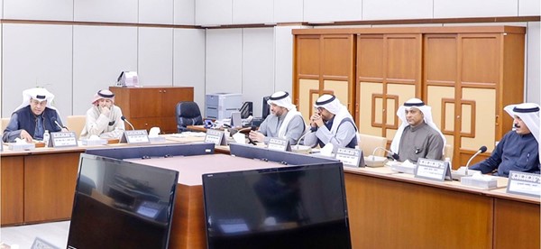د.حمد المطر ومهلهل المضف والشيخ عبدالله الأحمد أثناء اجتماع اللجنة