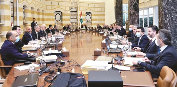 الرئيس اللبناني ميشال عون مترئسا جلسة مجلس الوزراء بحضور رئيس الحكومة نجيب ميقاتي 	(محمود الطويل)