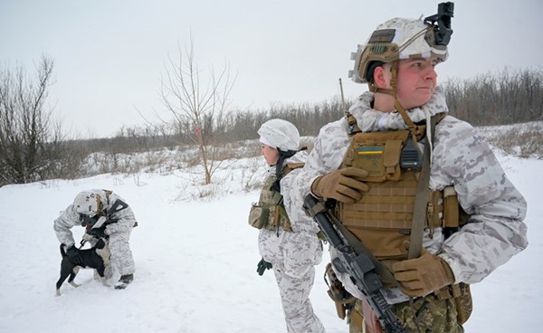 عناصر من القوات الأوكرانية على الخط الفاصل مع الانفصاليين الموالين لموسكو في دونيستك امس	(رويترز)