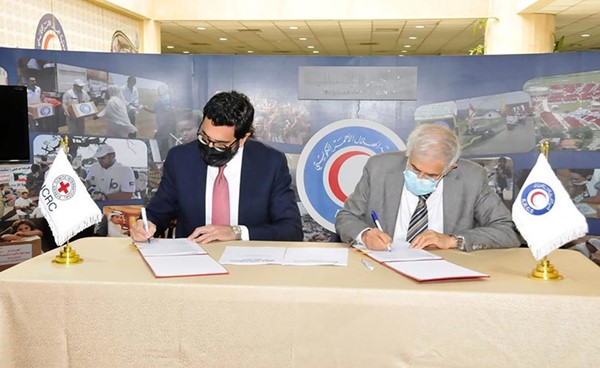 د.هلال الساير وعمر عودة خلال توقيع اتفاقية البرنامج الإغاثي