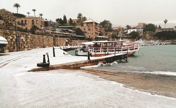 الثلوج تغطي مدينة جبيل على الساحل الشمالي وشاطئها البحري	(محمود الطويل)