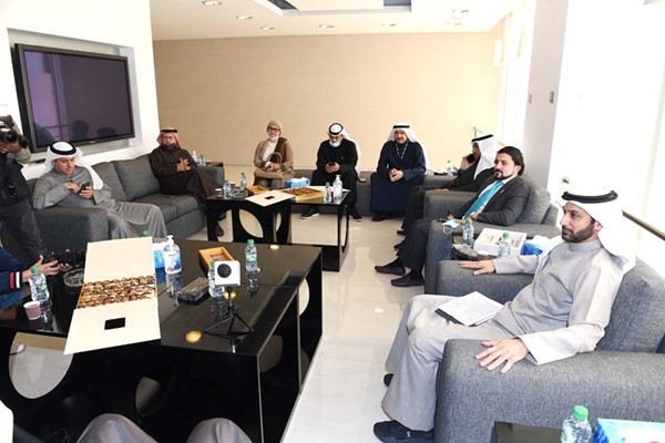 المستشار د.ناصر المجيبل ومدير التحرير محمد بسام الحسيني والمستشار د. زيد الناصر والمستشار عادل العوض والوكيل المساعد للصحافة والمطبوعات والنشر عادل العازمي