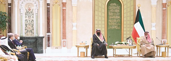 سمو نائب الأمير وسمو الشيخ صباح الخالد وأحمد أبوالغيط والحضور خلال اللقاء