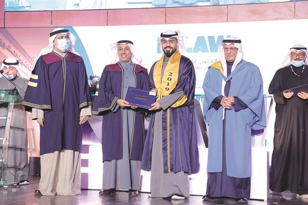 خريج يتسلم شهادته من د.صالح العتيبي