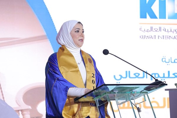 مها الدليمي تلقي كلمة خريجي 2018-2019