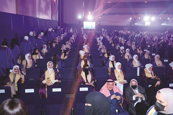 خريجات الدفعات الثلاث في كلية القانون خلال حفل التخرج