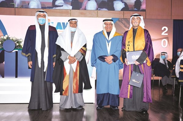 تكريم أحد الخريجين خلال الحفل