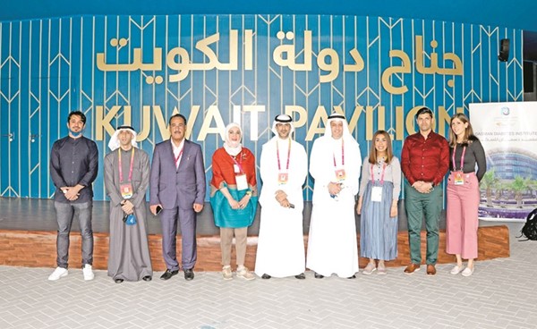 د.قيس الدويري مع المشاركين في إكسبو دبي في لقطة جماعية
