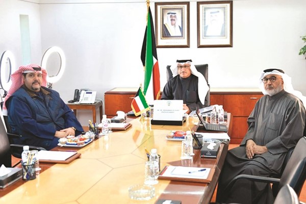 د. محمد الفارس ومحمد الشطي والشيخ عبدالله الصباح خلال اجتماعات أوپيك+ أمس