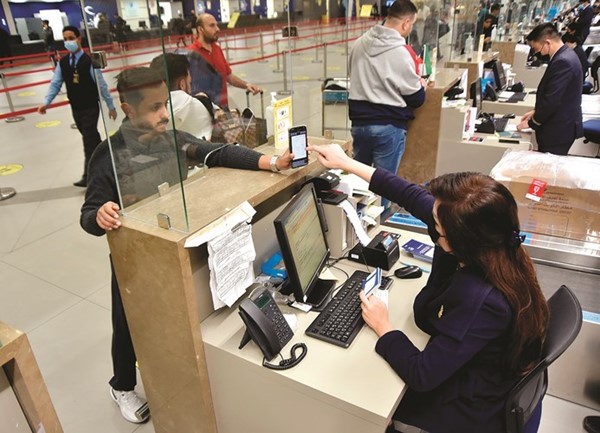 جانب من إنهاء إجراءات السفر على إحدى رحلات الخطوط الجوية الكويتية