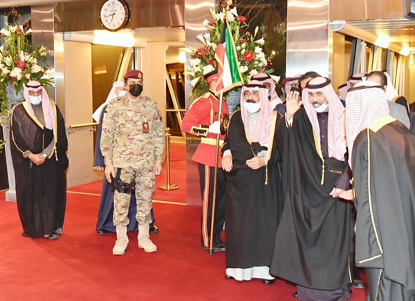 صـاحب السمو الأميـر الشيـخ نواف الأحمـد يحيي مستقبليـه في المطـــار بحضـور سمو ولي العهد الشيخ مشعل الأحمد