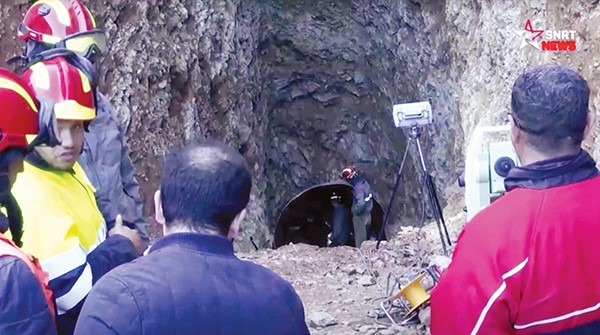 رجال الانقاذ قرب فتحة بداية النفق الذي تم حفره لانتشال الطفل المغربي ريان امس (رويترز)