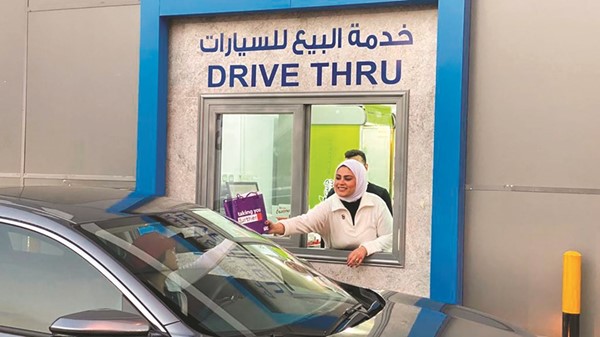 جانب من توزيع الهدايا على المتسوقين