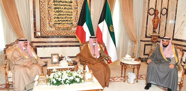صاحب السمو الأمير الشيخ نواف الأحمد مستقبلا سمو ولي العهد الشيخ مشعل الأحمد وسمو الشيخ صباح الخالد