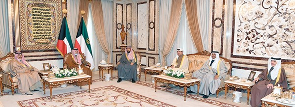 صاحب السمو الأمير الشيخ نواف الأحمد خلال استقباله سمو ولي العهد الشيخ مشعل الأحمد وسمو الشيخ صباح الخالد والشيخ حمد جابر العلي والشيخ أحمد المنصور والشيخ د.أحمد ناصر المحمد