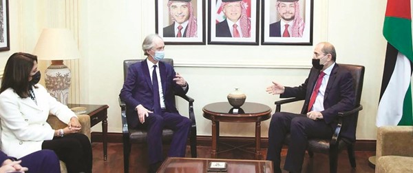 وزير الخارجية وشؤون المغتربين الأردني أيمن الصفدي خلال لقائه المبعوث الأممي لسورية غير بيدرسون