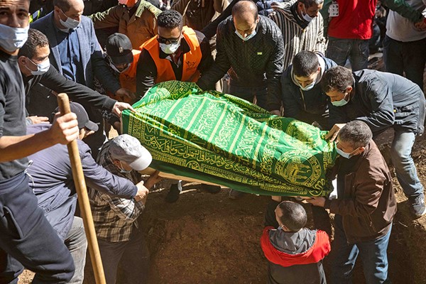 مغاربة يدفنون الطفل ريان في قرية إغران في إقليم شفشاون الريفي (أ.ف.پ)