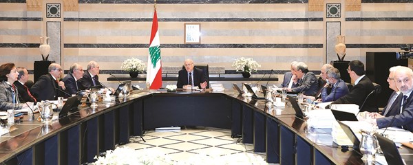 رئيس الحكومة اللبنانية نحيب ميقاتي خلال ترؤسه جلسة مجلس الوزراء في السرايا الحكومي 	(محمود الطويل)