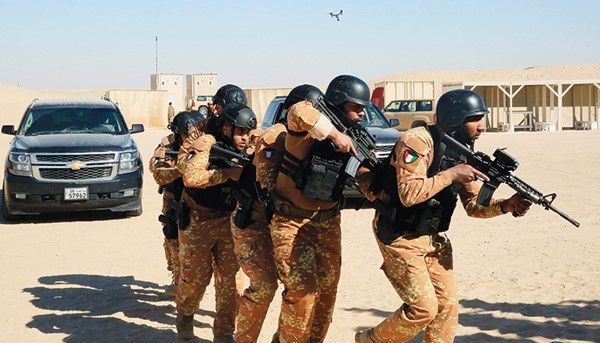جانب من تمرين لواء «المغاوير25» في منطقة الأديرع على مكافحة الإرهاب وعمليات القتال في المناطق المختلفة