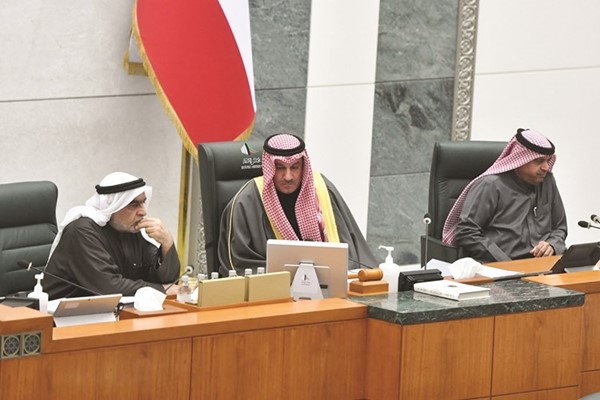 نائب الرئيس أحمد الشحومي مترئسا الجلسة وبجانبه أمين السر فرز الديحاني وعدنان عبدالصمد