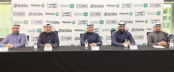 وليد الخشتي متوسطا أحمد معرفي وهاشم بهبهاني وعبدالعزيز ذياب وحسين القطري خلال المؤتمر
