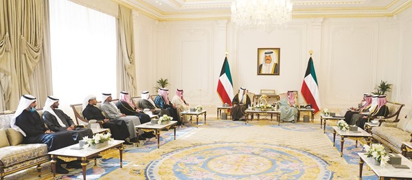 سمو ولي العهد الشيخ مشعل الأحمد خلال استقباله م.علي الموسى والشيخ حمود المبارك والشيخ أحمد اليوسف وخالد الغانم والشيخ خالد الفهد وعبدالعزيز عاشور