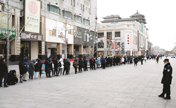 صينيون يصطفون انتظارا لدخول متجر تجاري مع تخفيف القيود الصحية في بكين	(رويترز)