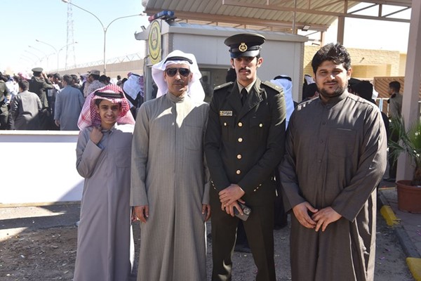 الملازم محمد تني العجمي مع والده وشقيقه ود. بطران البطران