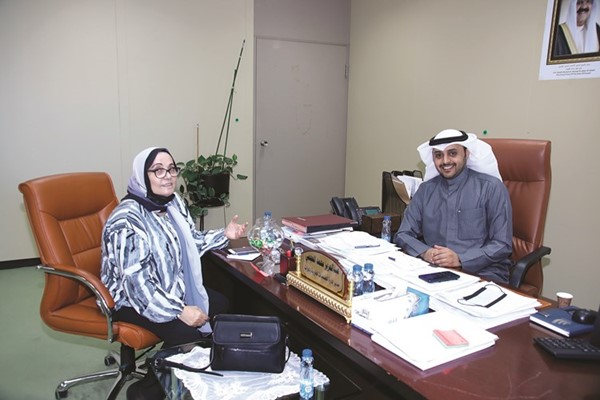 عبدالعزيز العجمي خلال اللقاء مع الزميلة بشرى شعبان(ريليش كومار)