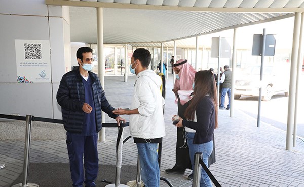 التطعيم متواصل في مركز الكويت في مشرف (زين علام)
