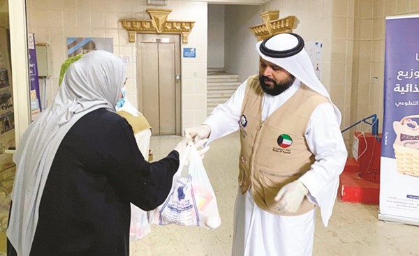 توزيع مساعدات غذائية داخل الكويت