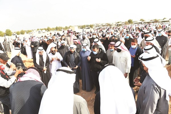 جموع من المشيعين يقرأون الفاتحة على روح الراحل بعد دفن جثمانه