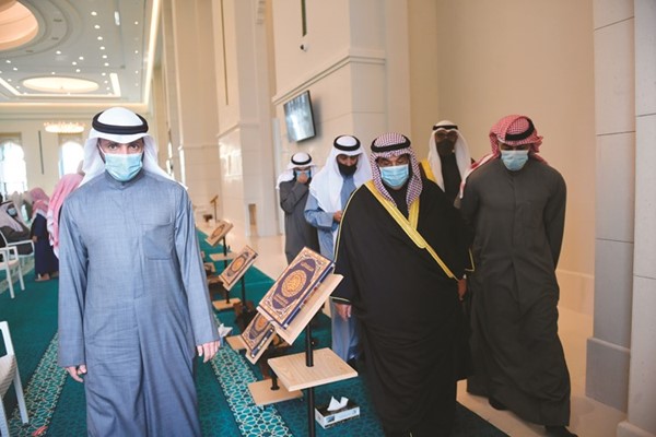 رئيس مجلس الأمة مرزوق الغانم وسمو الشيخ ناصر المحمد شاركا في تشييع جثمان الراحل