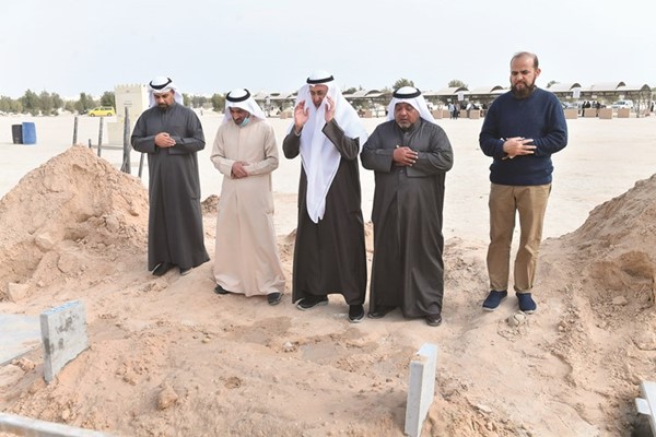 عدد من محبي العجيري يؤدون الصلاة عليه بعد دفنه