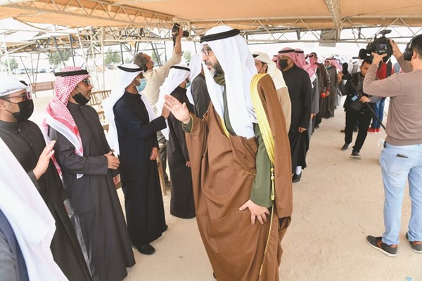 وزير شؤون الديوان الأميري الشيخ محمد العبدالله مقدما التعازي لذوي الفقيد